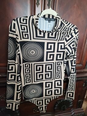 Geometric Print Long-Sleeve Turtleneck Tee - Beige/Black